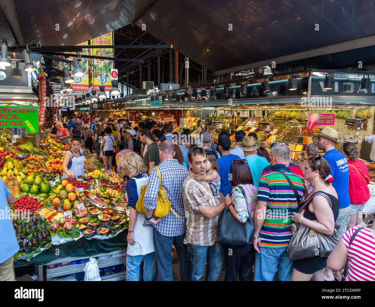 Öffentlicher Markt La Boqueria. La Rambla, 91, 08001 Barcelona, Spanien. Berühmter öffentlicher überdachter Markt mit Fleisch, frischen Produkten, Käse und anderen Speisen in A l Stockfoto