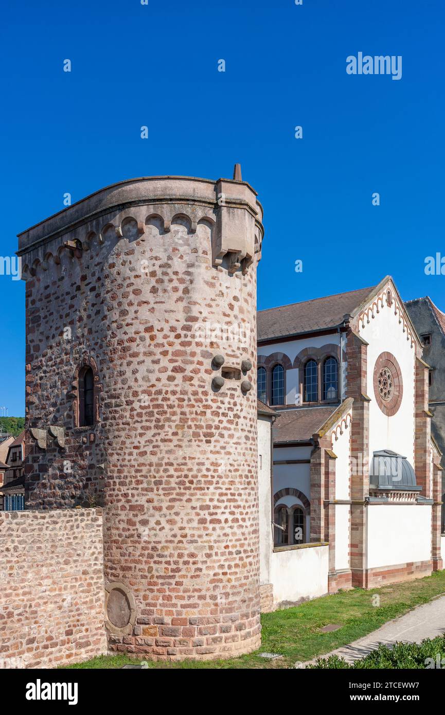 Verteidigungsturm der historischen Stadtmauer und Synagoge am Stadttor von Neher, Obernai, Elsass, Frankreich, Europa Stockfoto