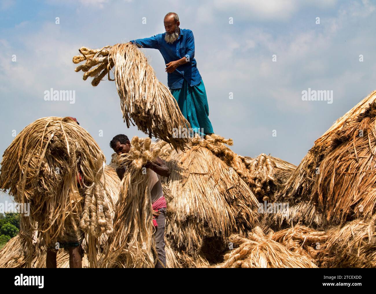 Manikganj – 6. September 2023: Menschen Portrait-Ansicht einer Person, die einen schweren Korb aus Jutefaser auf einem Markt transportiert, Arbeiter des täglichen Lebensstils. Manikganj Stockfoto