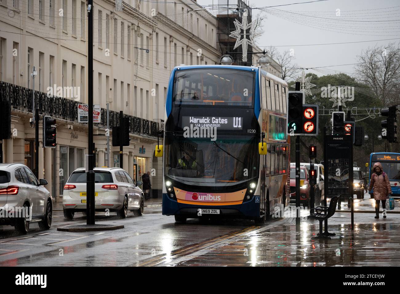 Postkutsche U1 Universitätsbus in der Parade bei starkem Regen, Leamington Spa, Warwickshire, Großbritannien Stockfoto