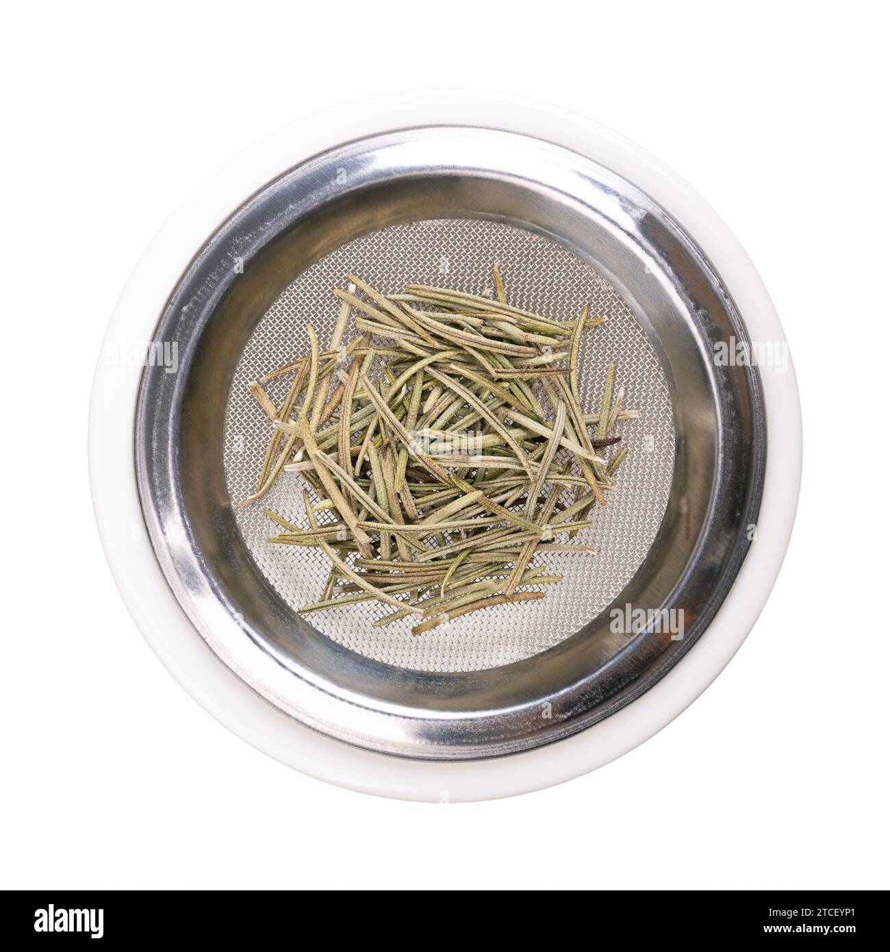 Getrocknete Rosmarinblätter auf dem Sieb des Räucherbrenners, von oben. Salvia rosmarinus, ein aromatischer und immergrüner Sträucher mit duftenden nadelartigen Blättern. Stockfoto