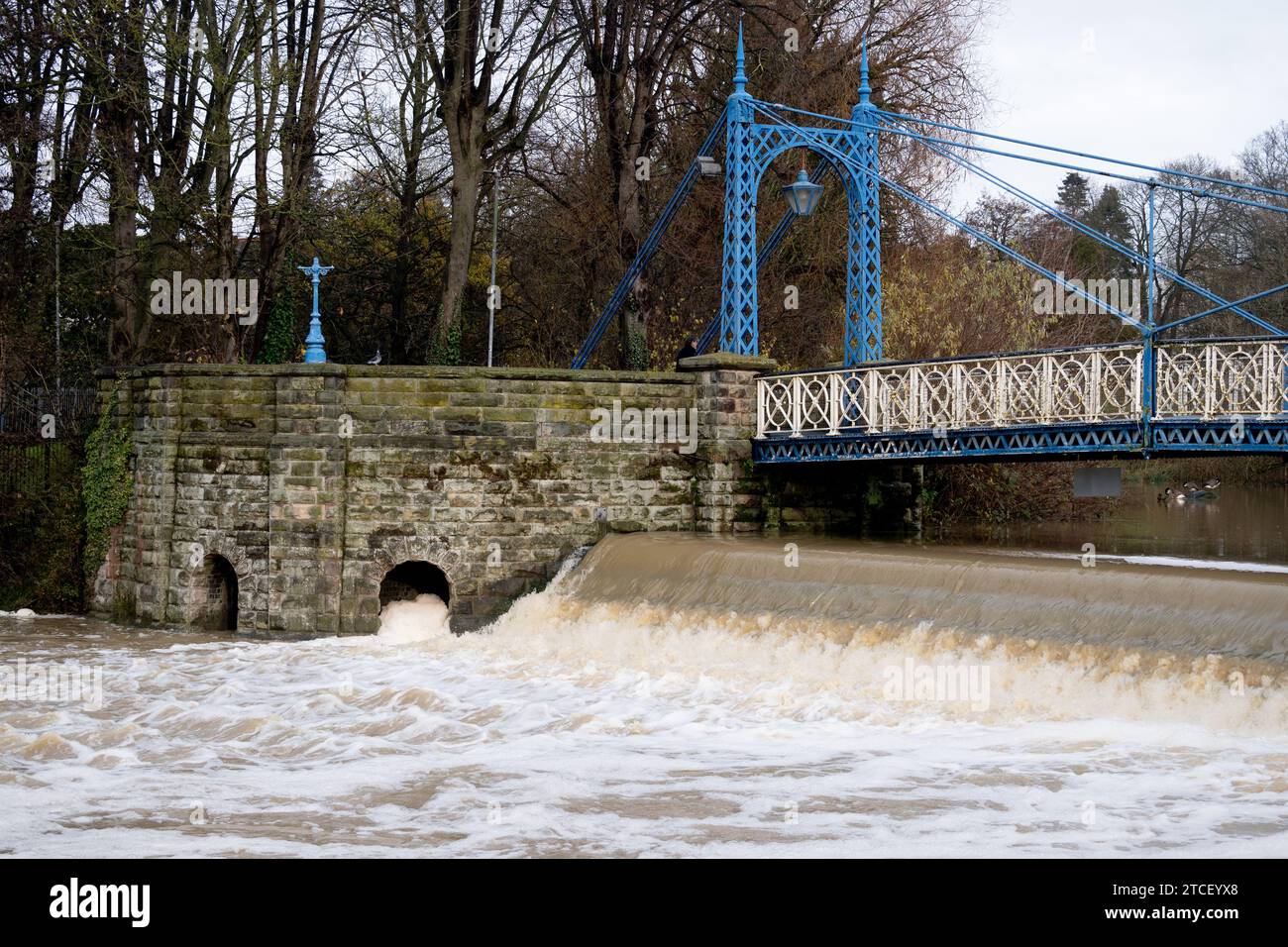 Das River Leam Wehr bei Mill Bridge nach starkem Regen, Leamington Spa, Warwickshire, England, Großbritannien Stockfoto