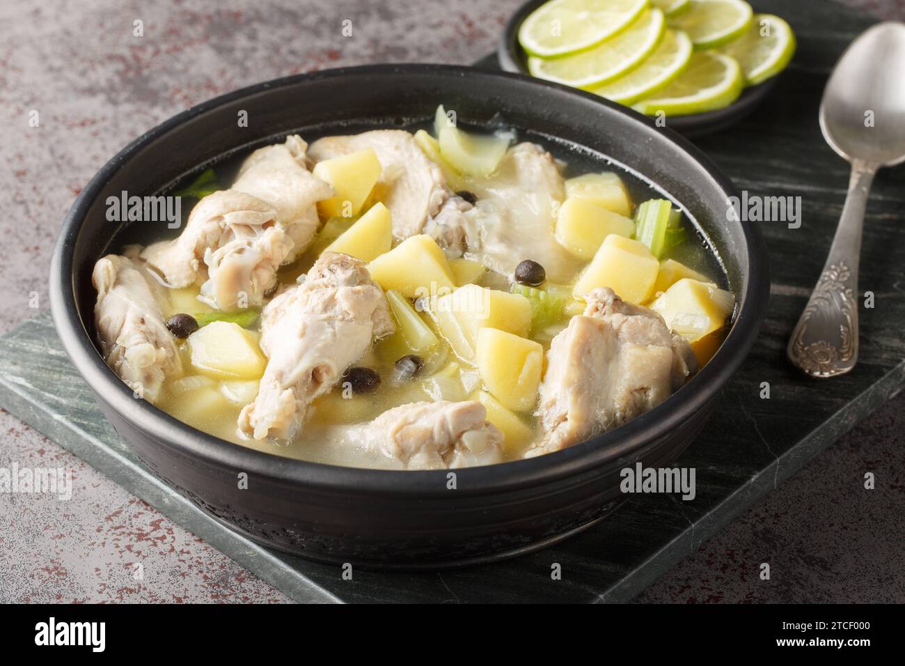 Hühnersouse ist eine bahamaische Suppe aus klarer Brühe, in der Fleisch ...