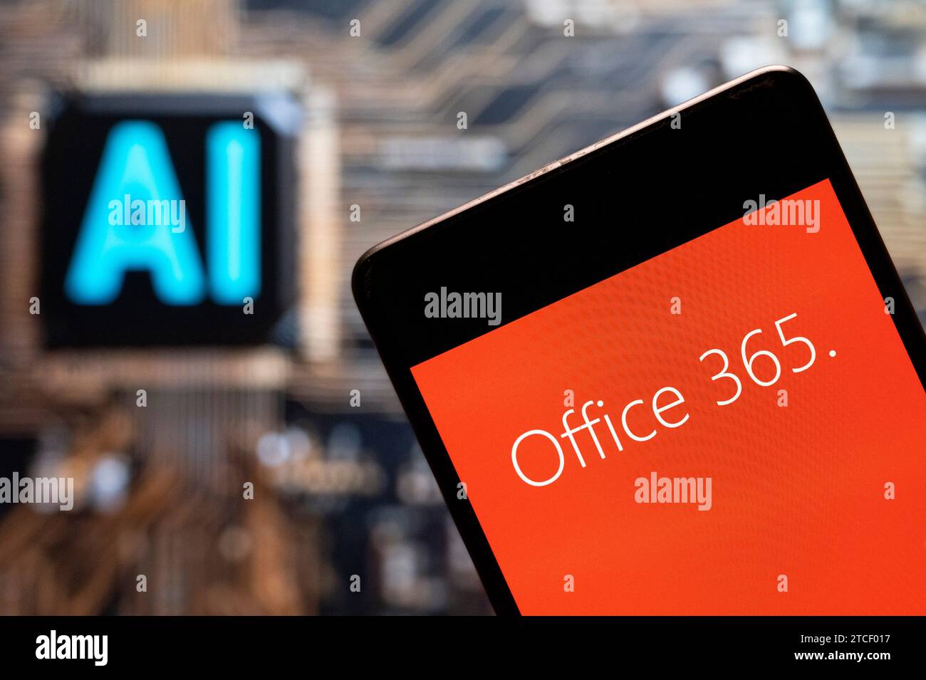 3. November 2023, China: In dieser Fotoabbildung zeigt der amerikanische Software-multinationale Technologieunternehmen Microsoft Office 365 ein Logo auf einem Smartphone mit einem Chip für künstliche Intelligenz (KI) und einem Symbol im Hintergrund. (Credit Image: © Budrul Chukrut/SOPA Images via ZUMA Press Wire) NUR REDAKTIONELLE VERWENDUNG! Nicht für kommerzielle ZWECKE! Stockfoto