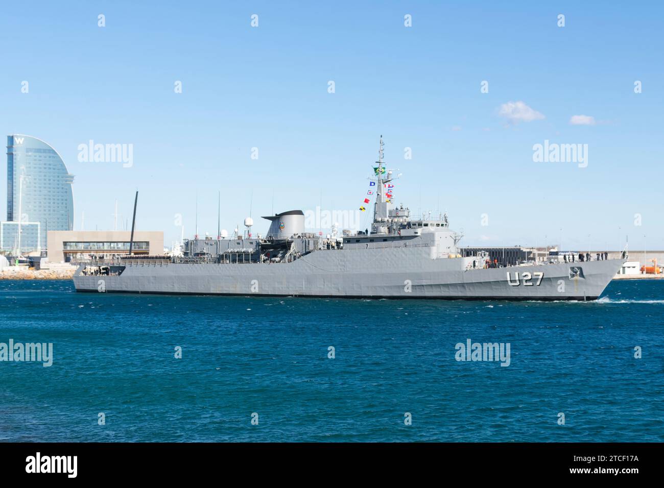 Brasilianisches Ausbildungsschiff (U-27), das den Hafen von Barcelona verlässt. November 2023. Stockfoto