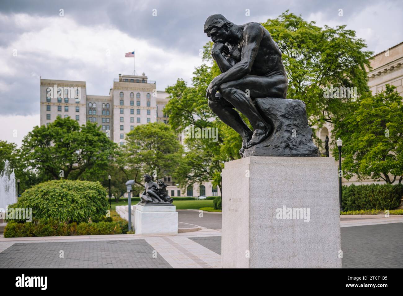 Detroit, Michigan, 22. Mai 2023: The Thinker von Auguste Rodin, modelliert und gegossen 1903, am Eingang des Detroit Institute of Arts. Stockfoto