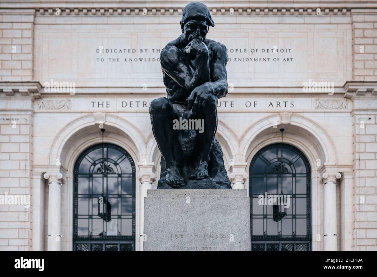 Detroit, Michigan, 22. Mai 2023: The Thinker von Auguste Rodin, modelliert und gegossen 1903, am Eingang des Detroit Institute of Arts. Stockfoto