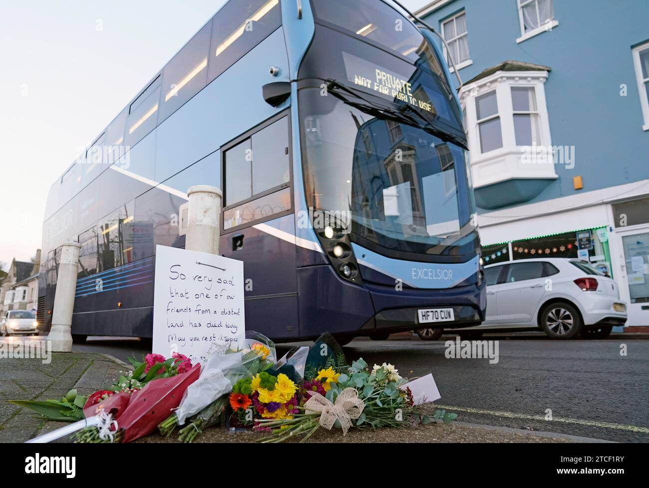 Die Blumen werden am Eingang des Portlandhafens in Dorset nach dem Tod eines Asylsuchenden an Bord des Bibby Stockholm Beherbergungskahns hinterlassen. Die Polizei wurde zu Berichten über einen „plötzlichen Tod“ eines Mannes gerufen, der früh am Dienstagmorgen auf dem riesigen Schiff lebte. Bilddatum: Dienstag, 12. Dezember 2023. Stockfoto