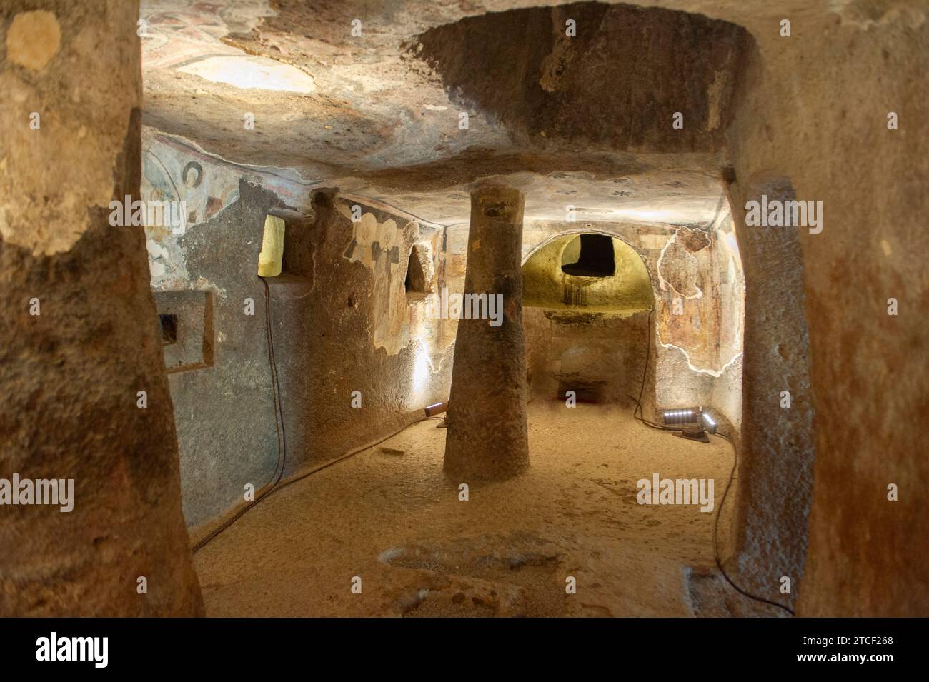 23. Juni 2023: Die etwa 3500 Jahre alte neolithische Nekropole Domus de Janas von Sant'Andrea Priu in Bonorva in der Provinz Sassari in Sardin Stockfoto