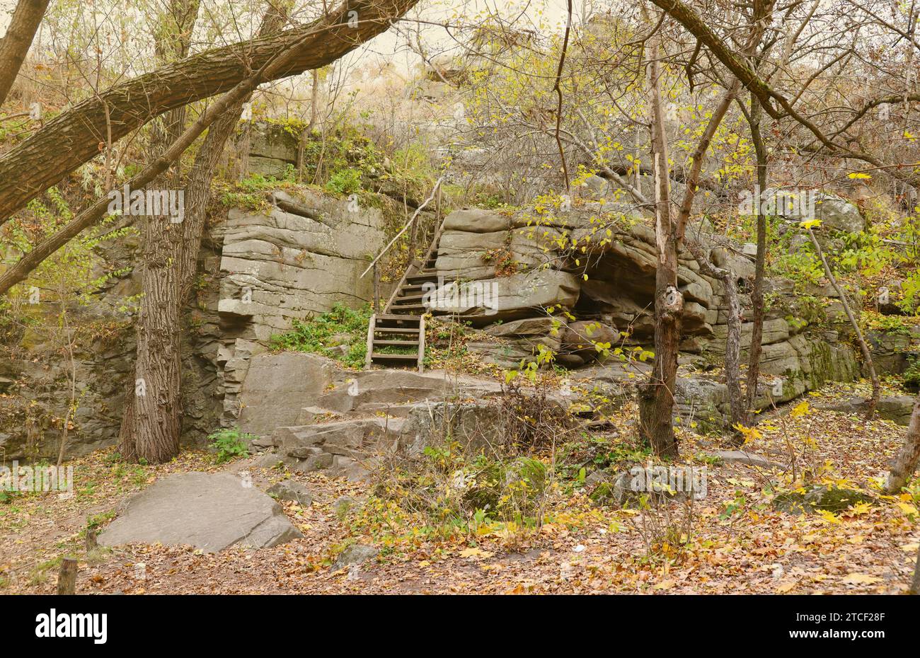 Granitfelsen des Bukski Canyon im Herbst. Malerische Landschaft und schöner Ort des ukrainischen Tourismus Stockfoto