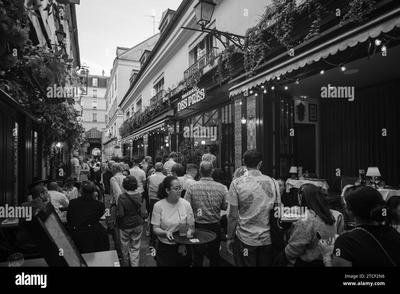 Paris, Frankreich - 8. Oktober 2023 : Blick auf den sehr überfüllten Cour du Commerce Saint Andre mit verschiedenen Bars und Restaurants in Paris Frankreich Stockfoto