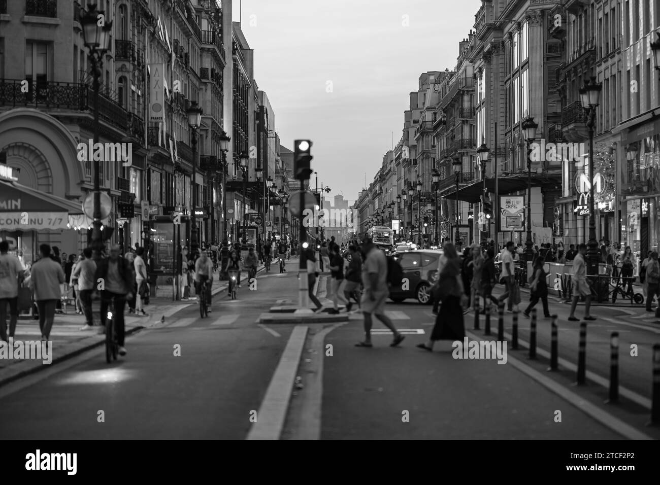 Paris, Frankreich - 8. Oktober 2023 : Blick auf Fußgänger, Fahrräder und Autos in der sehr belebten Rue Rivoli, der Geschäftsstraße von Paris bei Sonnenuntergang Stockfoto
