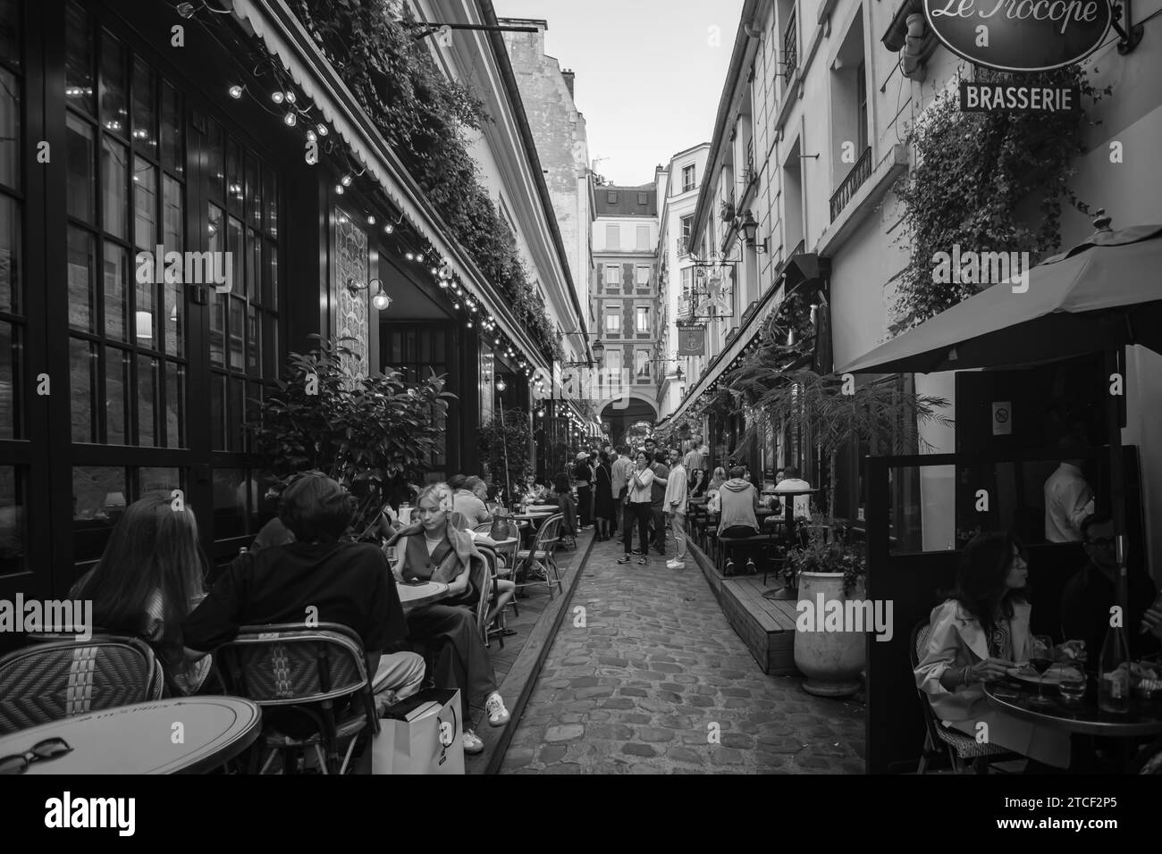 Paris, Frankreich - 8. Oktober 2023 : Blick auf den überfüllten Cour du Commerce Saint Andre mit verschiedenen Bars und Restaurants in Paris Frankreich Stockfoto