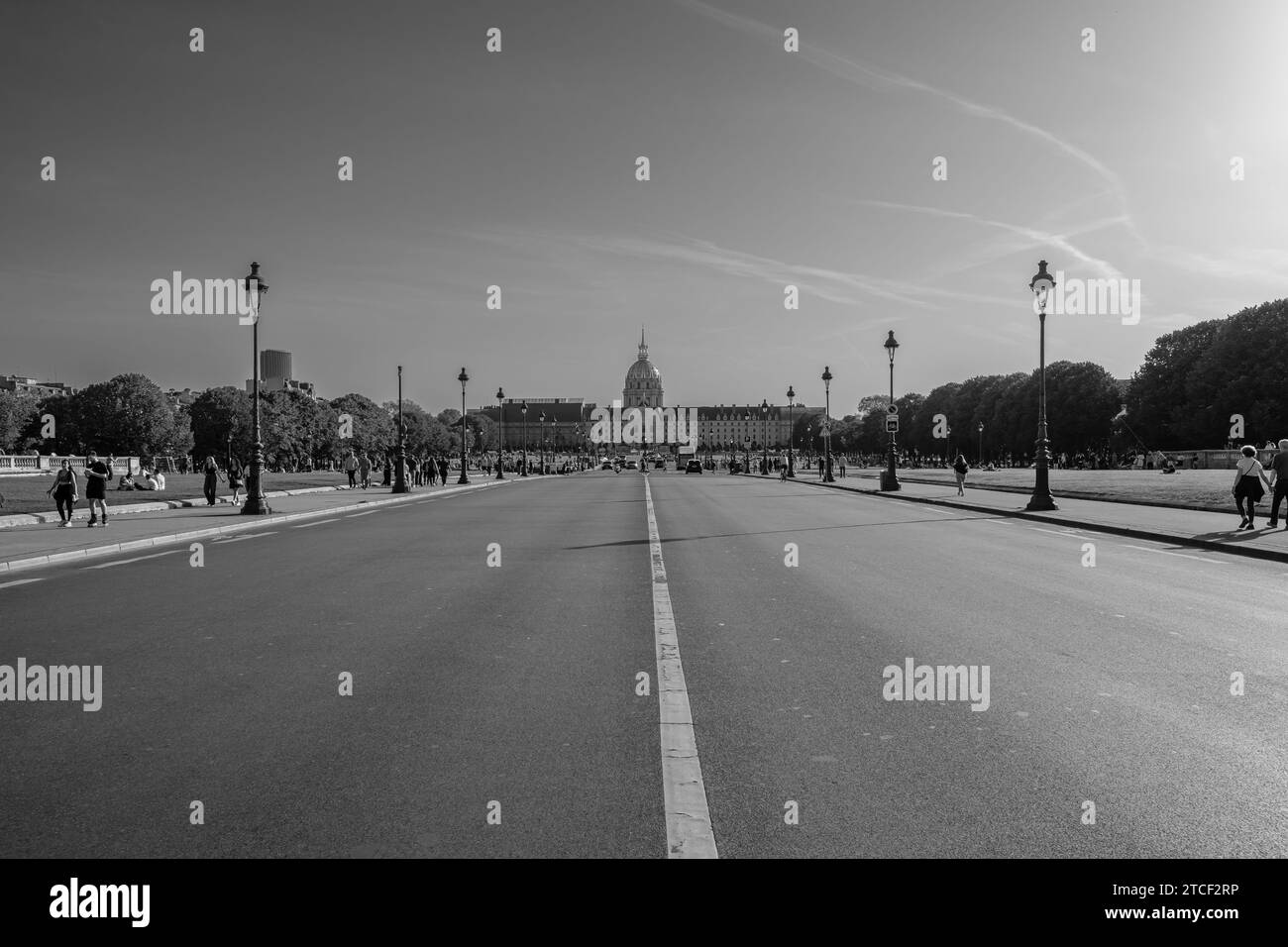 Paris, Frankreich - 8. Oktober 2023 : die Avenue Marechal Galieni führt zum Hotel des Invalides, dem Militärmuseum von Paris Frankreich Stockfoto