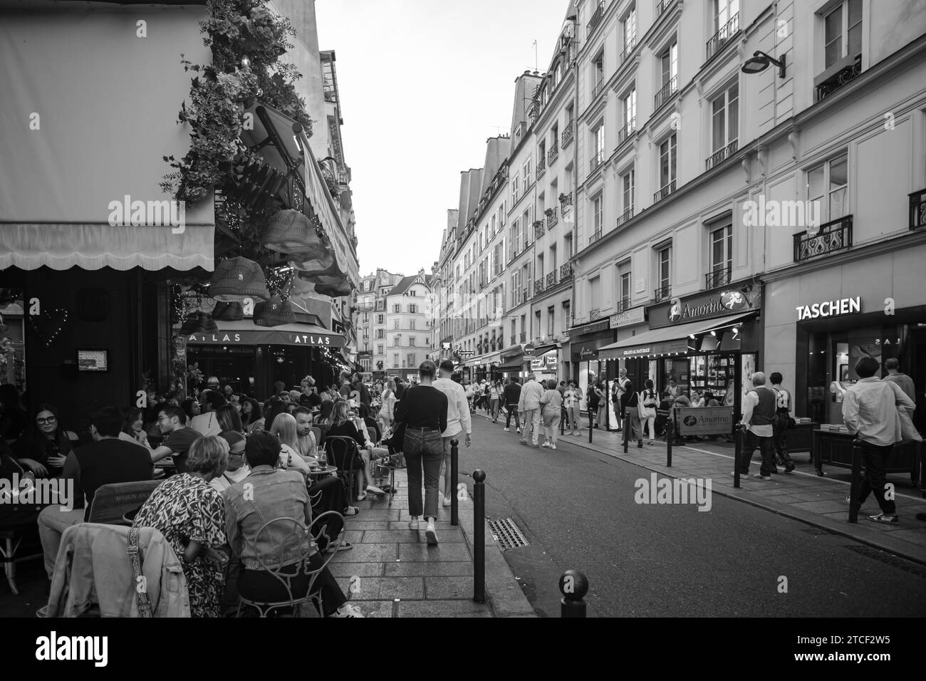 Paris, Frankreich - 8. Oktober 2023 : Touristen und Pariser genießen Essen und Getränke im Freien in der beliebten Rue de Buci in Saint Germain Paris Frankreich Stockfoto