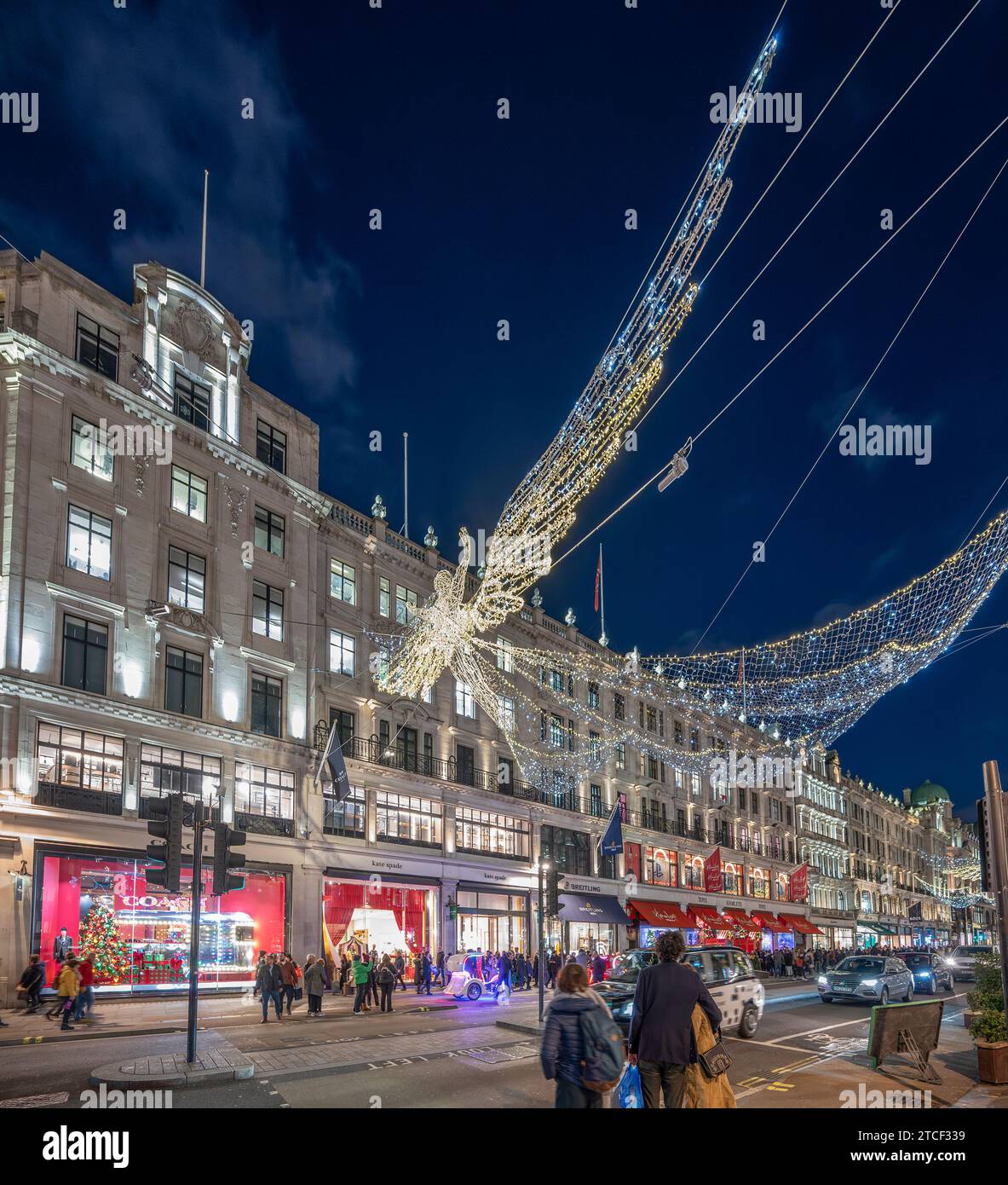 London, Großbritannien. Dezember 2023. Ein geschäftiger Abend im Zentrum von London mit Tausenden von Besuchern der beeindruckenden Weihnachtsdekoration in der Regent Street. Kredit: Malcolm Park/Alamy Stockfoto