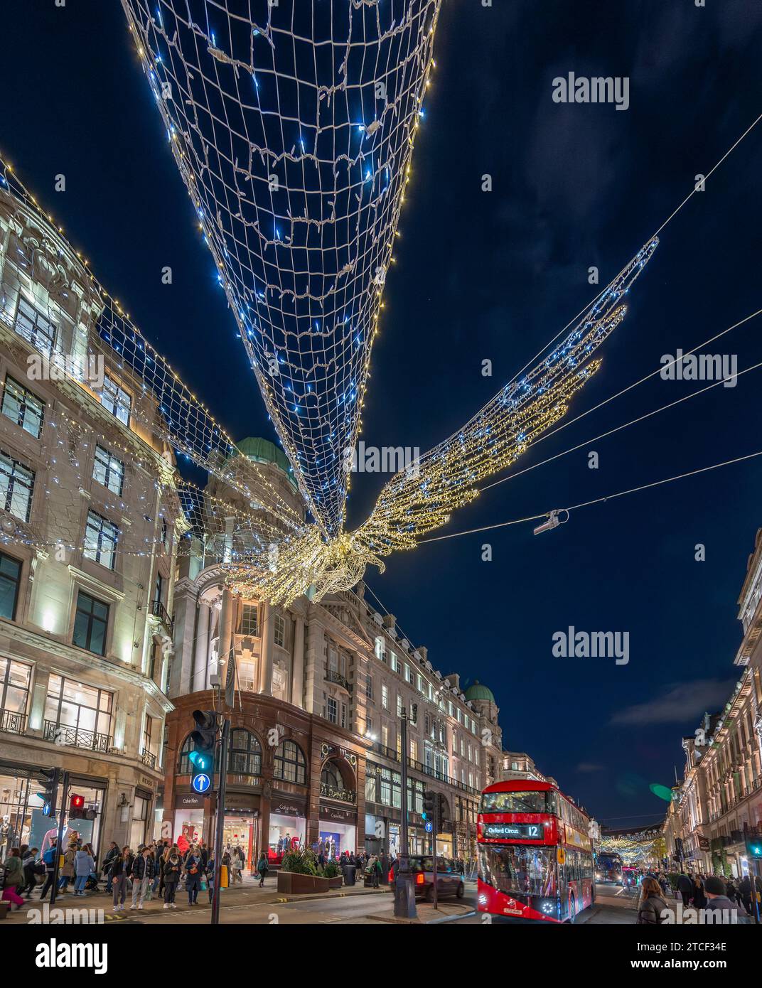 London, Großbritannien. Dezember 2023. Ein geschäftiger Abend im Zentrum von London mit Tausenden von Besuchern der beeindruckenden Weihnachtsdekoration in der Regent Street. Kredit: Malcolm Park/Alamy Stockfoto