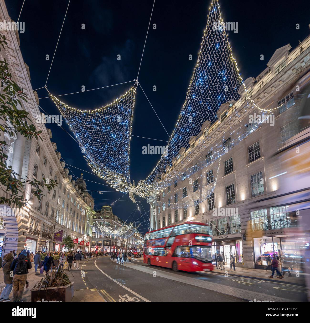 London, Großbritannien. Dezember 2023. Ein geschäftiger Abend im Zentrum von London mit Tausenden von Besuchern der beeindruckenden Weihnachtsdekoration in der Regent Street. Kredit: Malcolm Park/Alamy Stockfoto