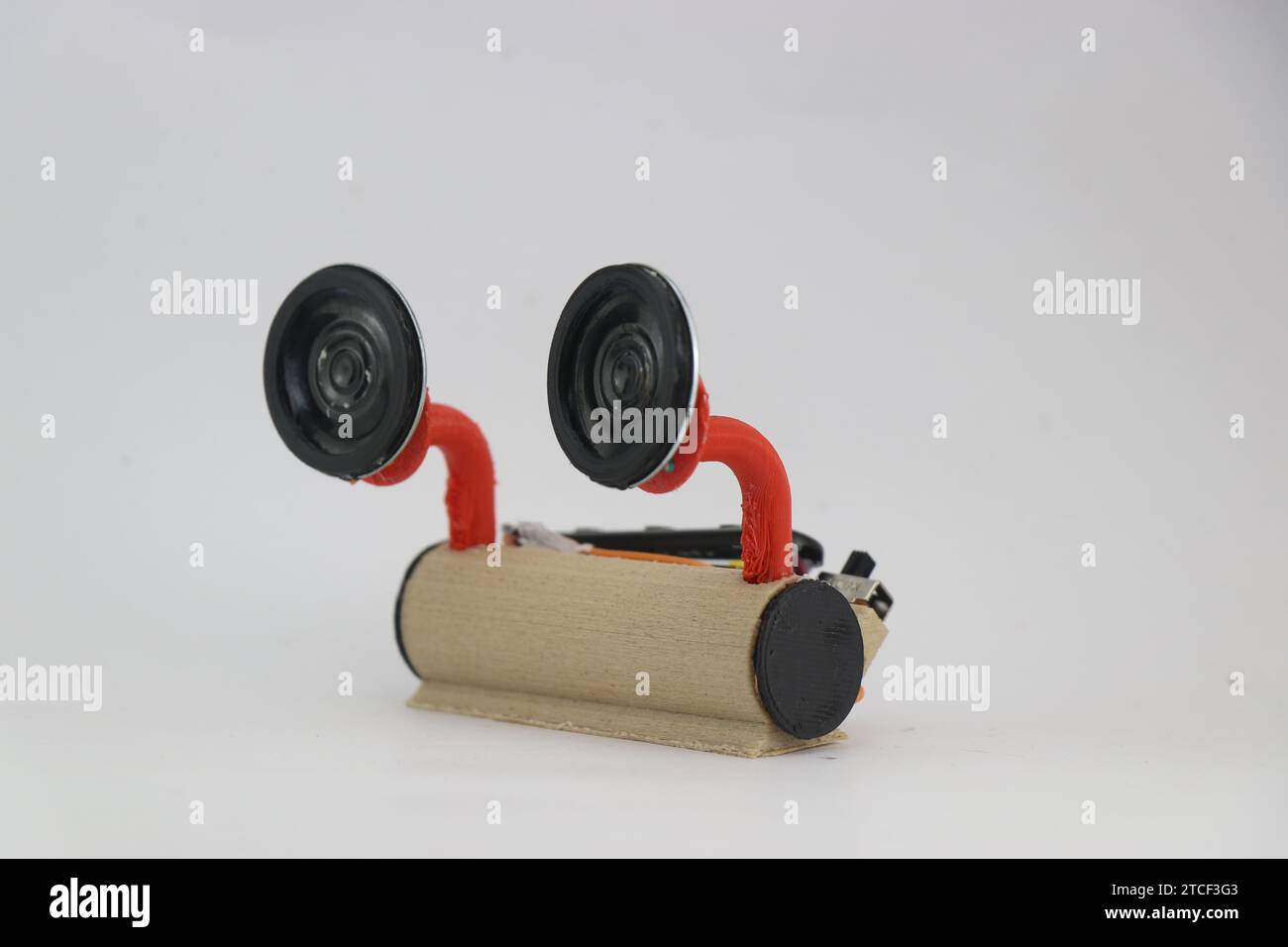 Bluetooth-Lautsprecher der anderen Art, die zu Hause aus 3D-gedruckten Teilen und den kleinen Komponenten gebaut wurden, um schöne funktionierende Lautsprecher zu schaffen Stockfoto