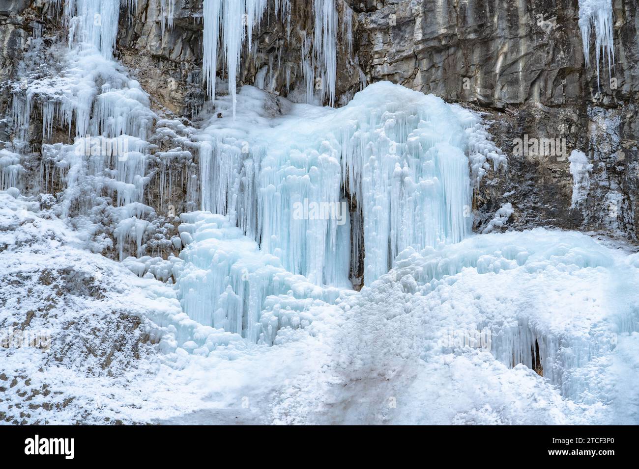 Schnee und Eiszapfen an den Johnston Canyon Wasserfällen Stockfoto