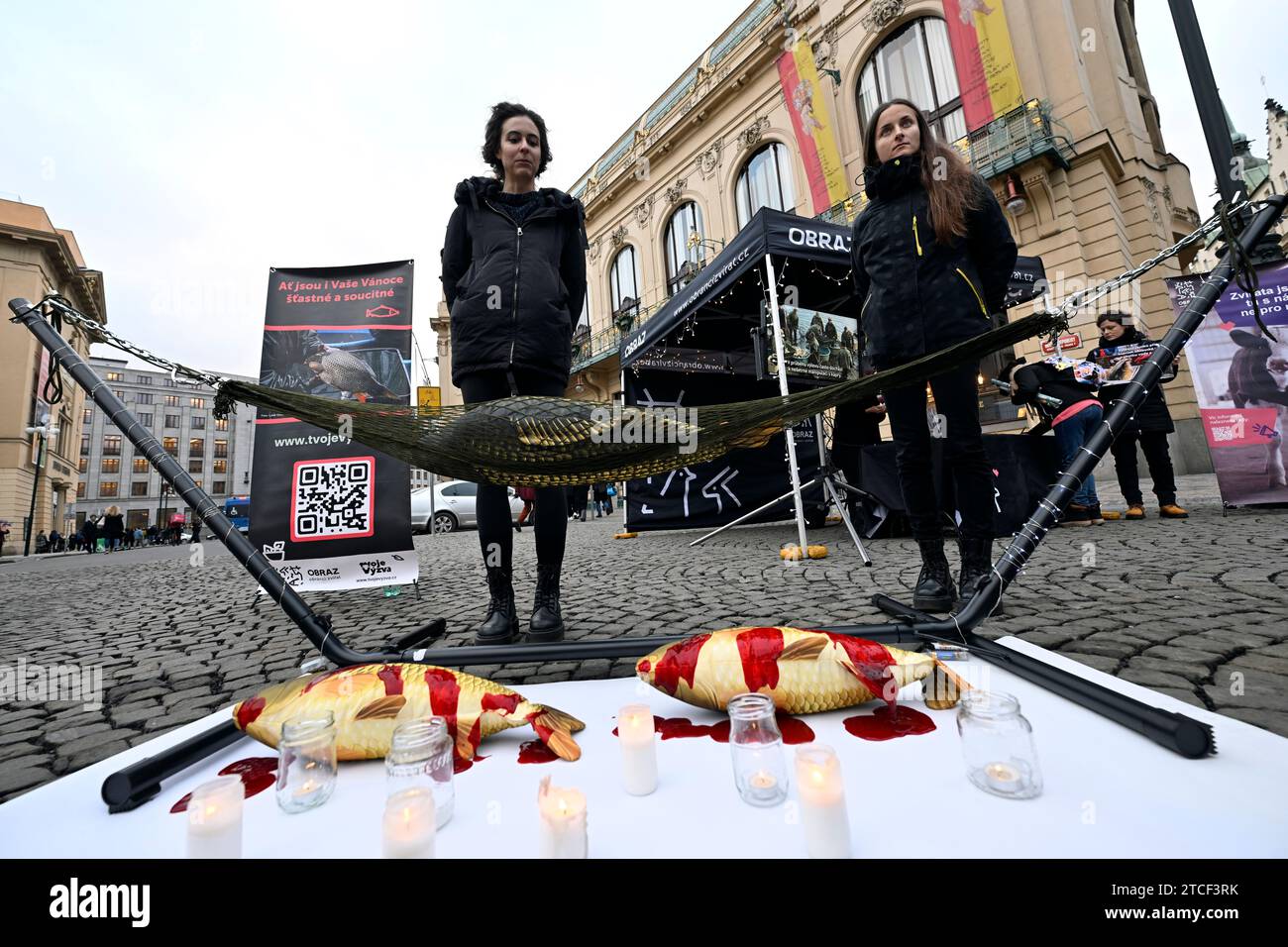 Prag, Tschechische Republik. Dezember 2023. Am 12. Dezember 2023 fand auf dem Platz namesti Republiky in Prag, Tschechien, ein Protest gegen den Weihnachtsverkauf und das Töten von Karpfen statt, die von der Tradition bis zur Empathie gerufen wurden, mit der Installation von überlebensgroßen Karpfen im Netz und Verkostungen von Alternativen auf Weihnachtspflanzen. Quelle: Katerina Sulova/CTK Photo/Alamy Live News Stockfoto