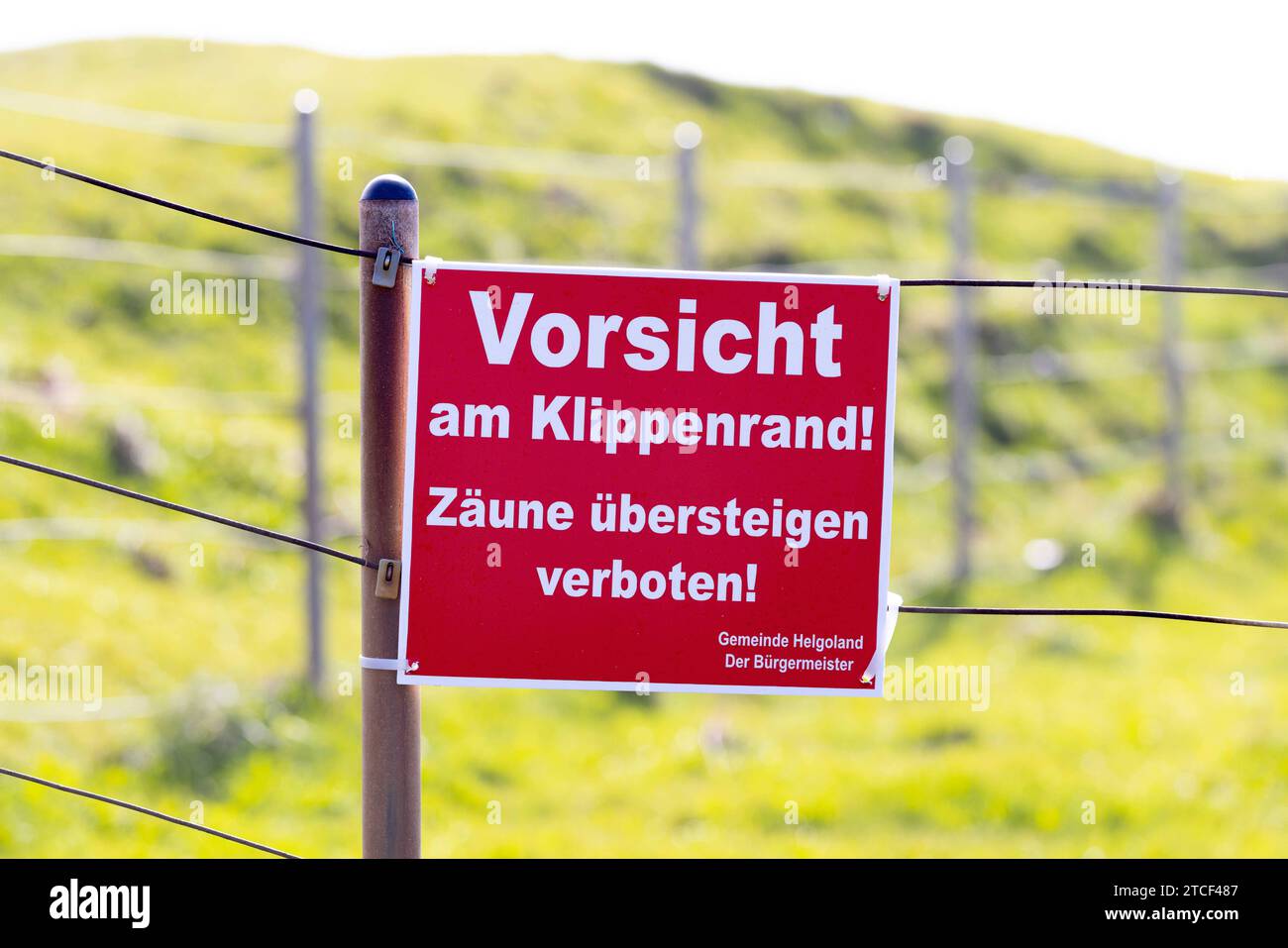 Helgoland, Deutschland 11. April 2023: Wanrschild mit der Aufschrift: Vorsicht am Klippenrand. Zäune übersteigt verboten. Schleswig - Holstein *** Helgoland, Deutschland 11 April 2023 Wandschild mit der Aufschrift Vorsicht am Klippenrand Zäune übersteigen verboten Schleswig Holstein Copyright: XFotostandx/xFreitagx Stockfoto