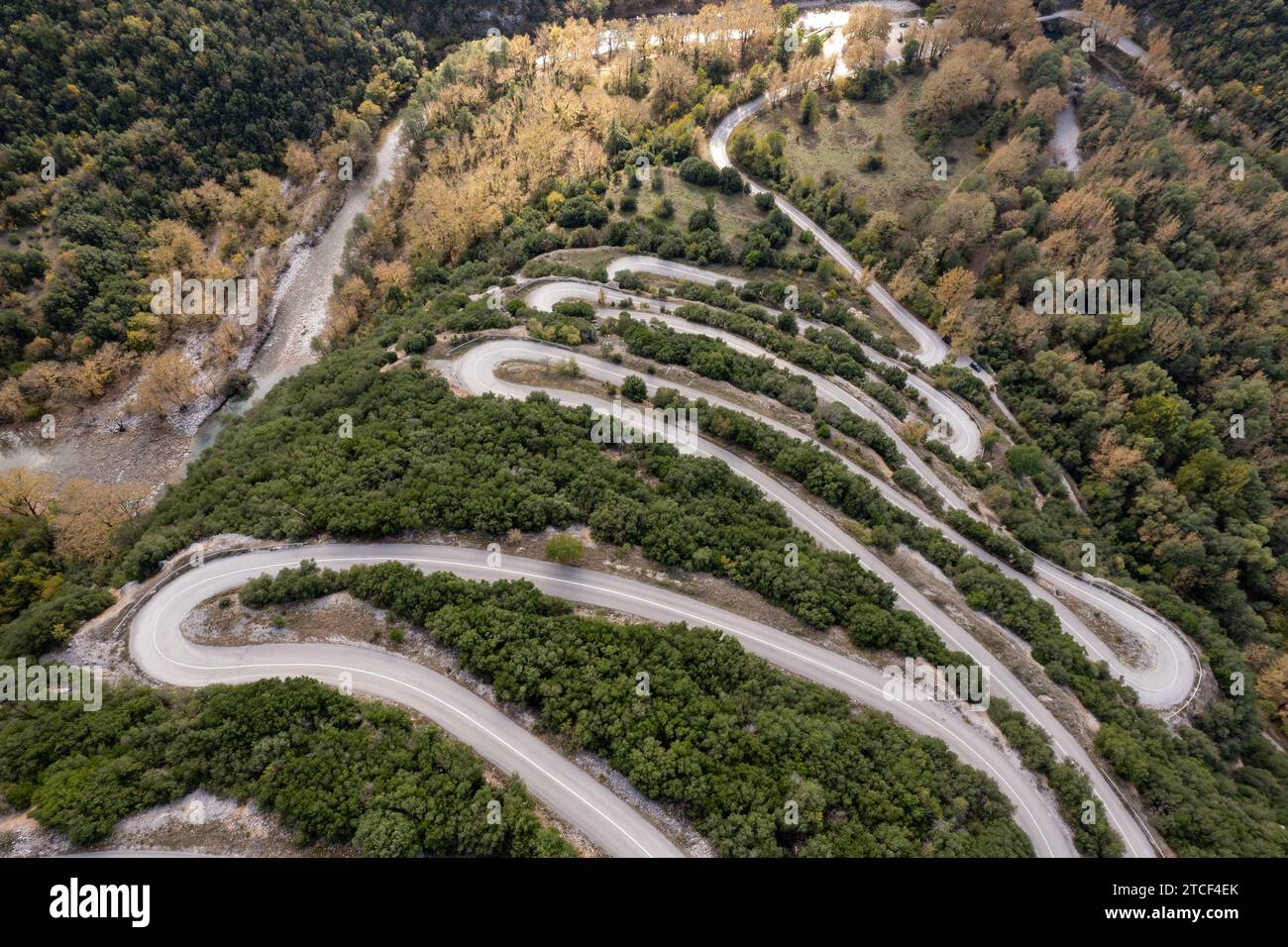 Die kurvige Papingo-Straße im Vikos-Nationalpark, Epirus, Griechenland Stockfoto