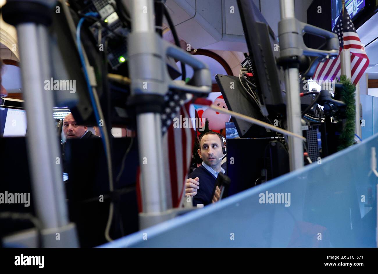 New York, Usa. Dezember 2023. Händler arbeiten am 12. Dezember 2023 auf dem Boden der New Yorker Börse an der Wall Street in New York City. Die Inflation fällt auf 3,1 Prozent, da die Beamten der Federal Reserve ihre Entscheidungen über die Zinssätze treffen, wenn sie sich heute und morgen zum letzten Mal in diesem Jahr treffen. Foto: John Angelillo/UPI Credit: UPI/Alamy Live News Stockfoto