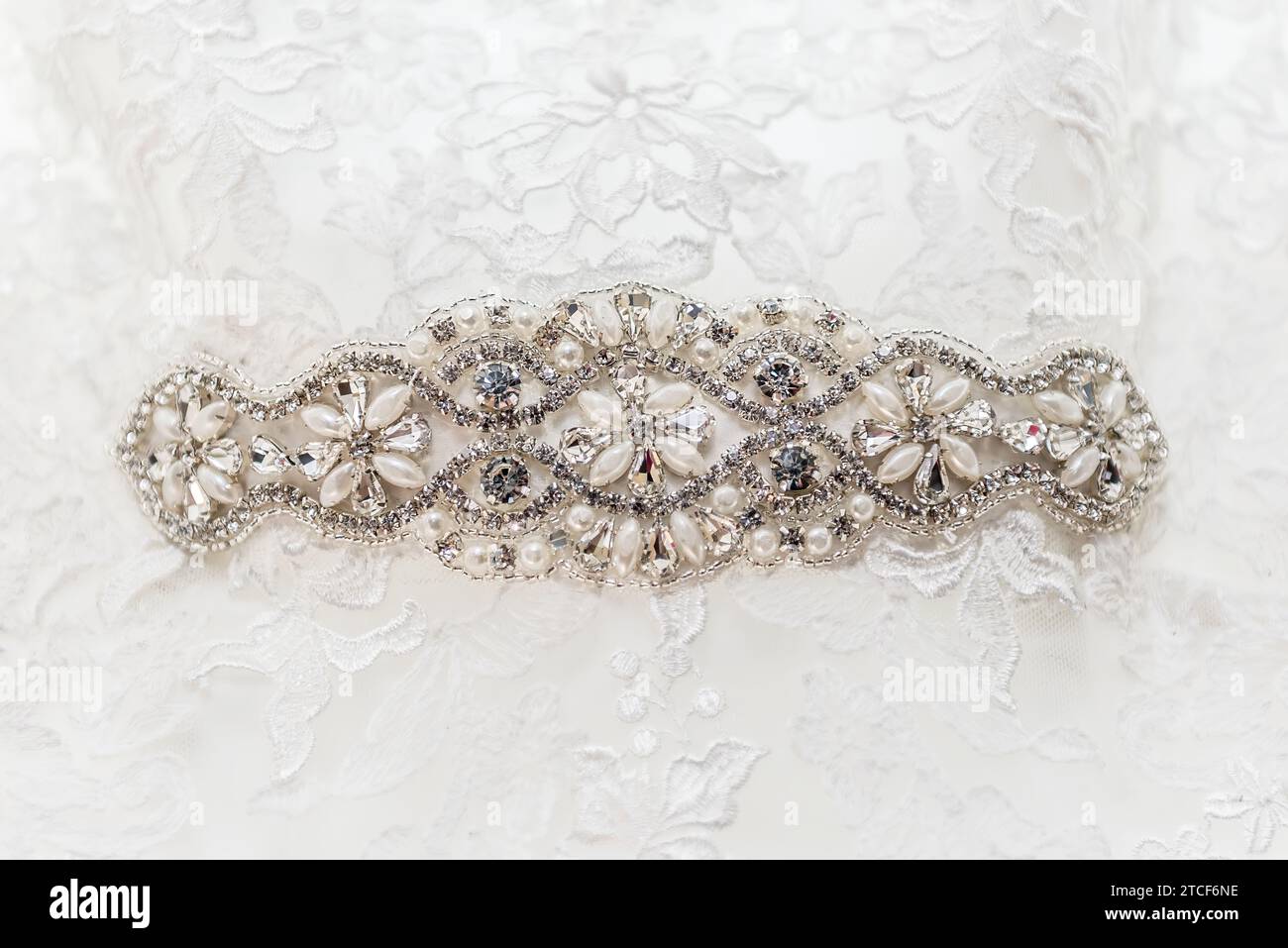 Ein kunstvoll verzierter Flügel mit einem wunderschönen Design mit Kristallen und Perlen. Stockfoto