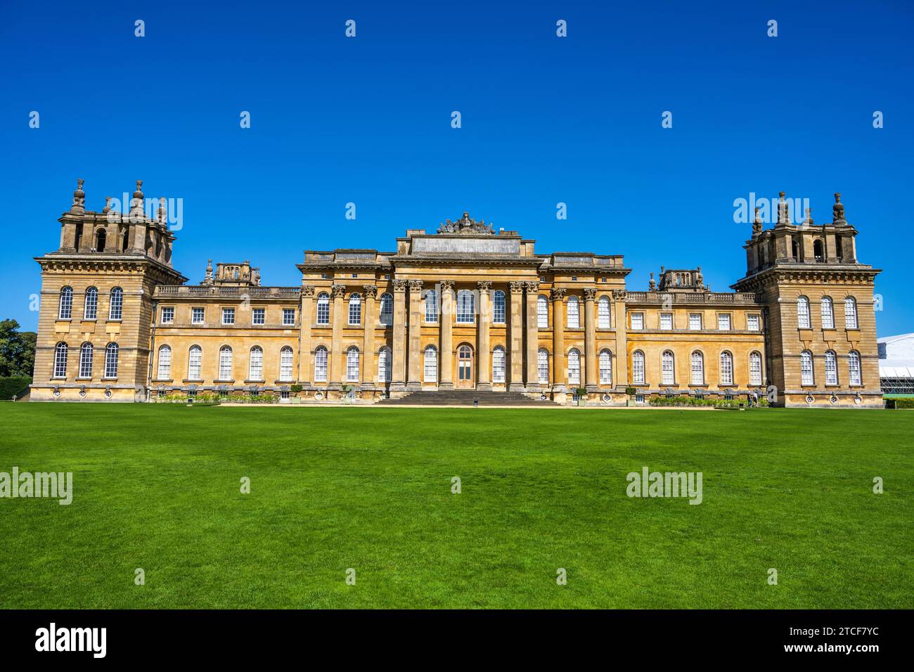 Blick auf die Südfassade des Blenheim Palace vom South Lawn in Woodstock, Oxfordshire, England, Großbritannien Stockfoto