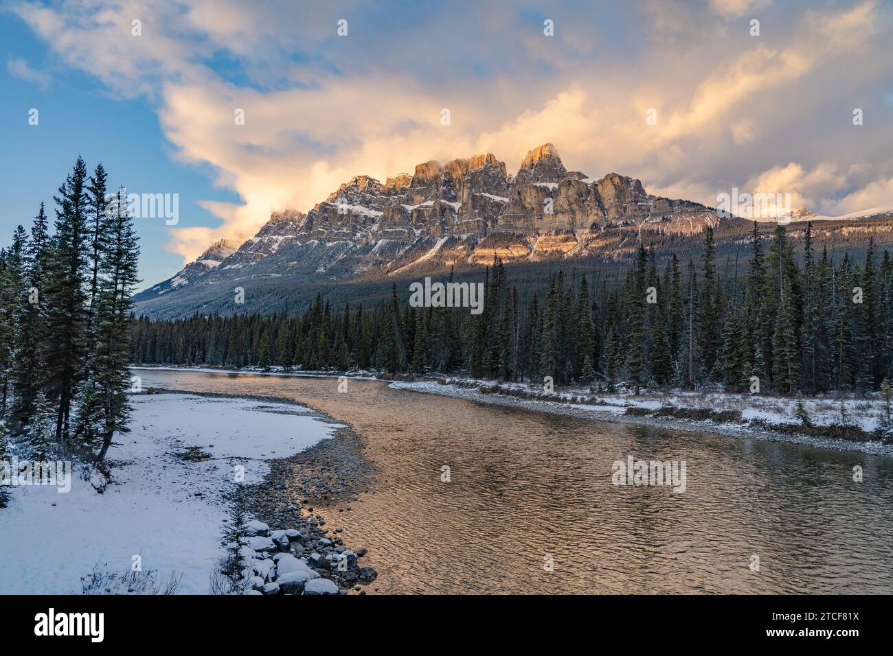 Malerischer Castle Mountain mit Flussreflexen bei Sonnenuntergang Stockfoto