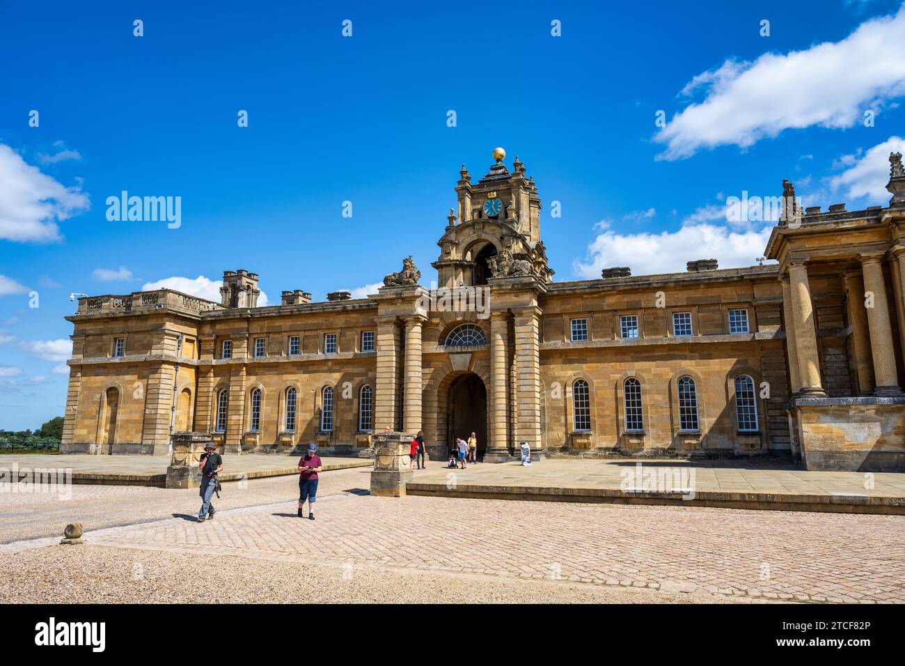 Der Uhrenturm über dem Torbogen führt vom East Courtyard zum Great Court of Blenheim Palace in Woodstock, Oxfordshire, England, Großbritannien Stockfoto