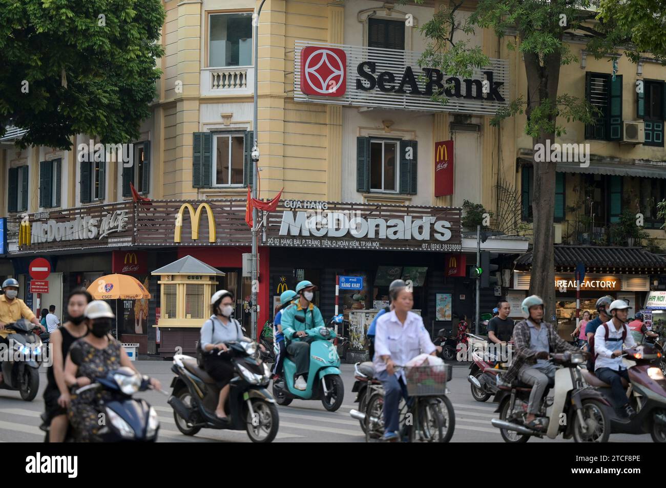 VIETNAM, Hanoi, french Quarter, SeaBank und McDonalds Fast Food Restaurant, Verkehr während der Hauptverkehrszeit, Zweirad Stockfoto