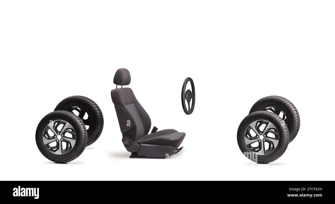 Vier Fahrzeugreifen, Autositz und Lenkrad isoliert auf weißem Hintergrund Stockfoto