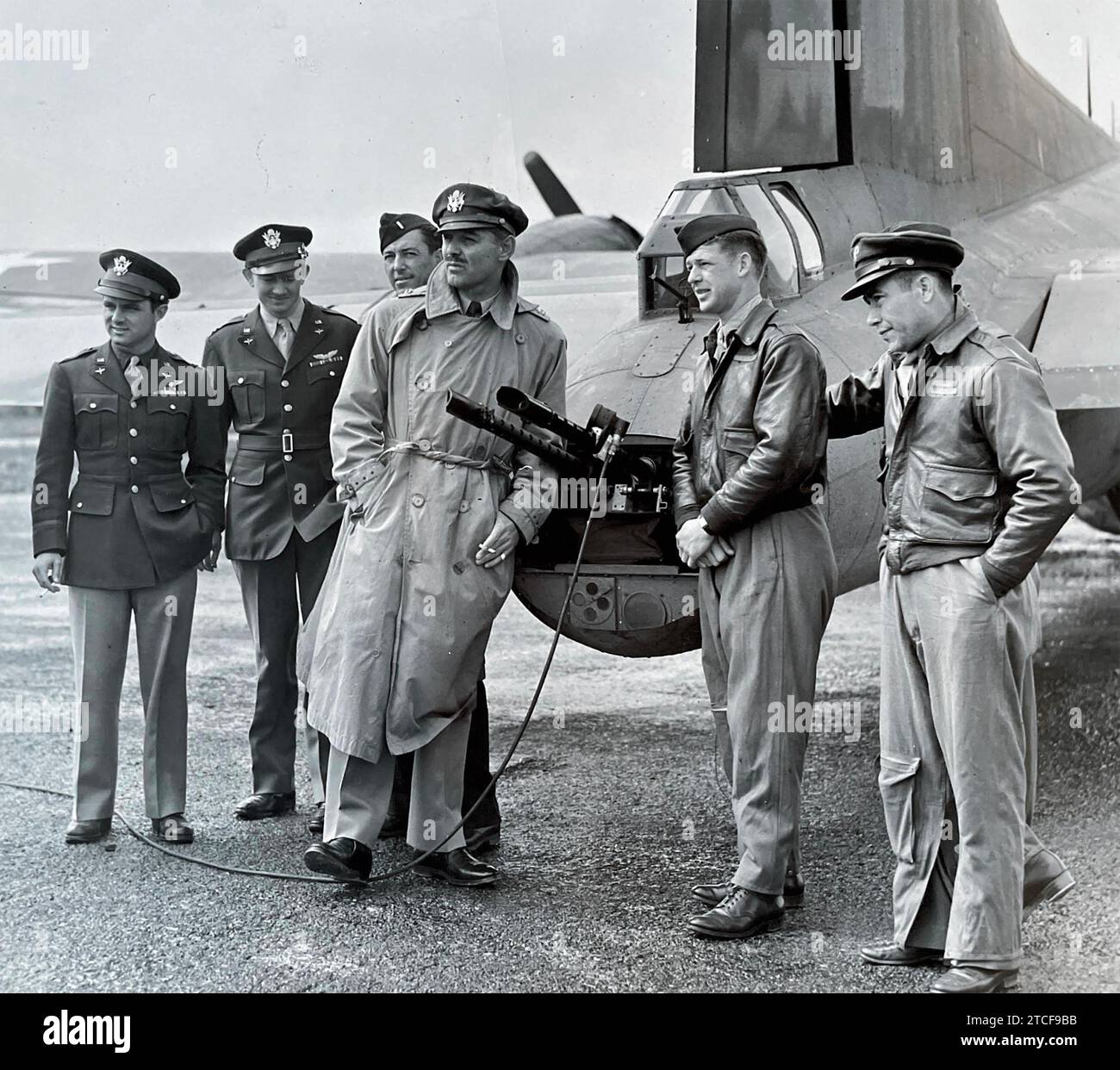 CLARK GABLE (1901–1960) US-amerikanischer Filmschauspieler steht im Sommer 1943 neben einer B-17 Flying Fortress mit Offizieren und Flugbesatzungen der USAAF 351st Bomb Group bei der RAF Polebrook, Northamptonshire, England. Er flog fünf Kampfeinsätze als Beobachter-Luftwaffenschützer mit der Gruppe. Stockfoto