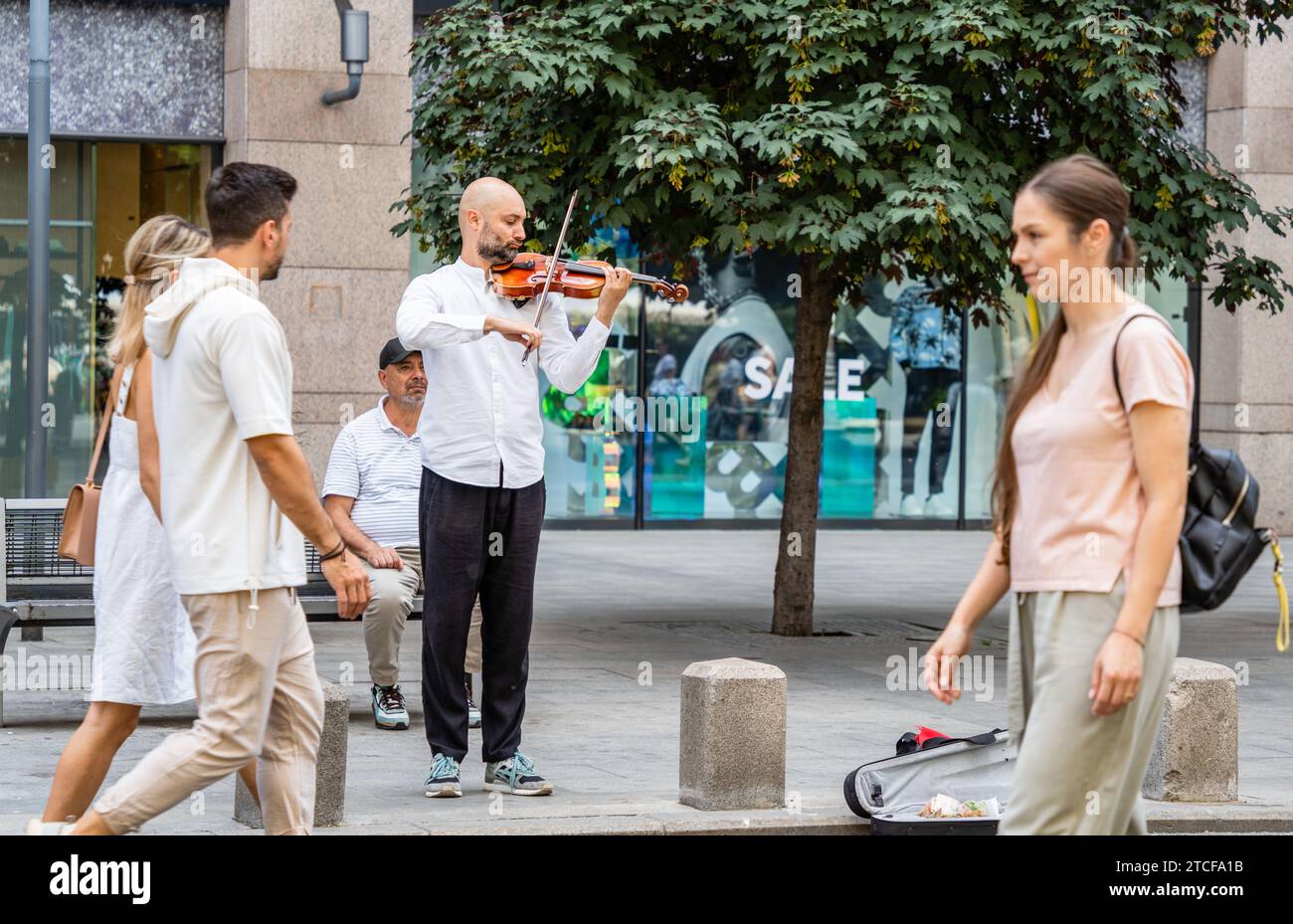 Bukarest, Rumänien - 17. Juni 2023: Straßenkünstler oder Musiker spielen im Zentrum von Bukarest (Siegesstraße - Calea Victoriei). Vilonist spielt A Stockfoto