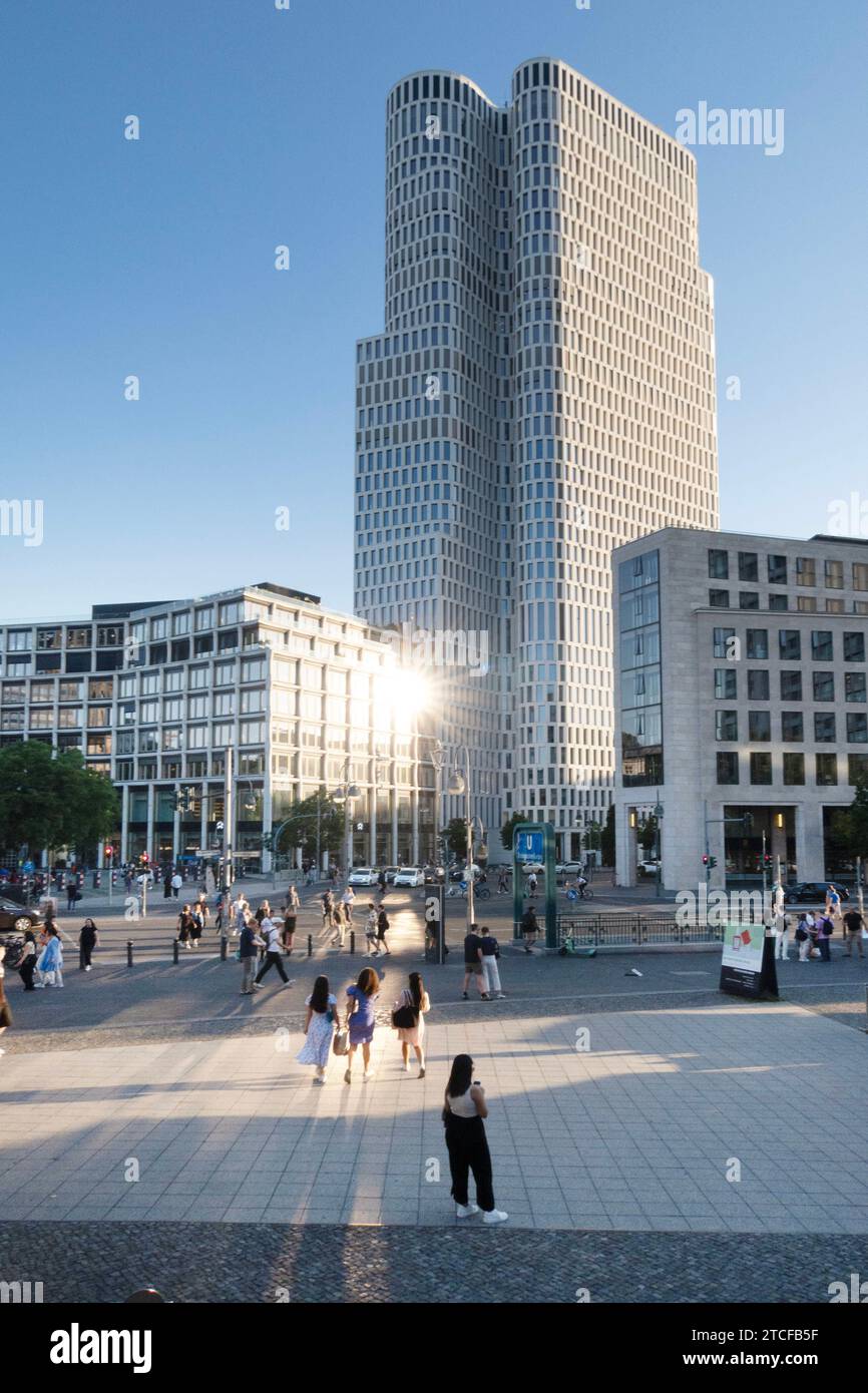 07.07.2023, Berlin, DE - Stadtansicht an der Hardenberg- und Budapester Straße mit dem Upper West. 21. Jahrhundert, Architektur, aussen, Aussenansicht, Aussenaufnahme, Berlin, Budapester Straße, Büerohaus, Bürohochhaus, City West, deutsch, Deutschland, Europa, europaeisch, Fassade, Fenster, Gebaeude, Haeuser, Hardenbergstraße, HF, Hochformat, Hochhaus, Jahreszeit, Menschen, Modern, Moderne, Personen, Reflexion, Sommer, Sonnenlicht, Spiegel, Spiegelung, Stadt, Stadtansicht, Stadtbild, Stadtlandschaft, Stadtleben, Strasse, Strassenszene, Tourismus, Turm, Turm, U-Bahn, U-Bahneingang, U-Bah Stockfoto