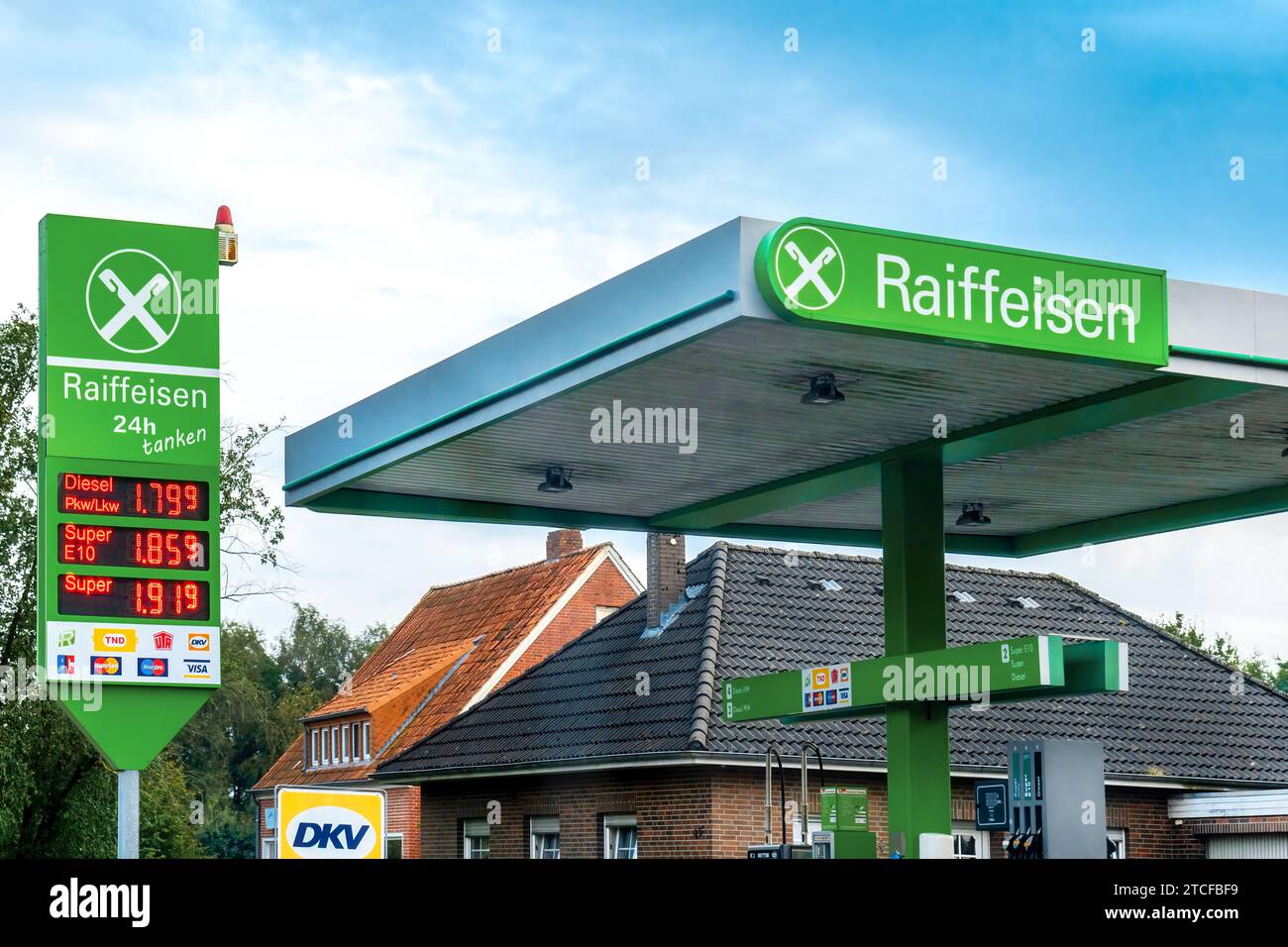 Leer, Deutschland- 16.09.2023: Raiffeisen-Tankstelle in der Innenstadt von leer Stockfoto