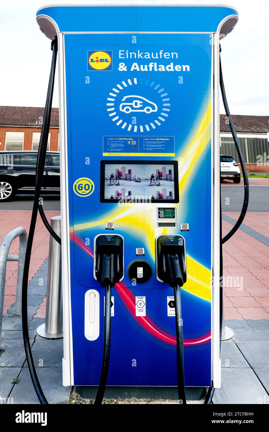 Leer, Deutschland- 16.09.2023: Lidl, Ladestation für Elektroautos auf dem Parkplatz leer Stockfoto