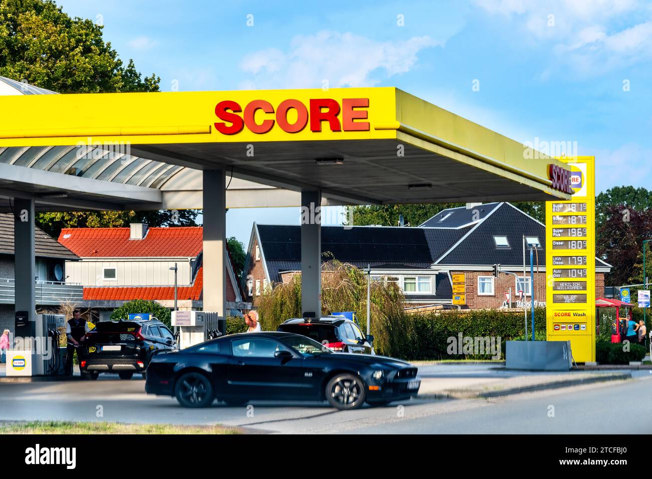 Leer, Deutschland- 16.09.2023: Score-Tankstelle in der Innenstadt von leer Stockfoto