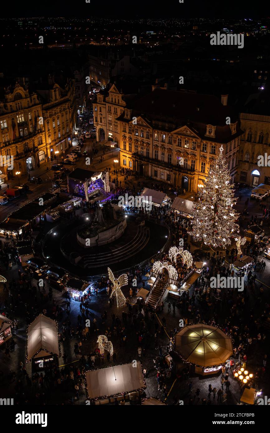 Prag, Tschechische Republik - 5. Dezember 2022: Über dem Weihnachtsmarkt mit Weihnachtsbaum am Abend. Vertikaler Blick von oben auf den Altstädter Ring. Stockfoto