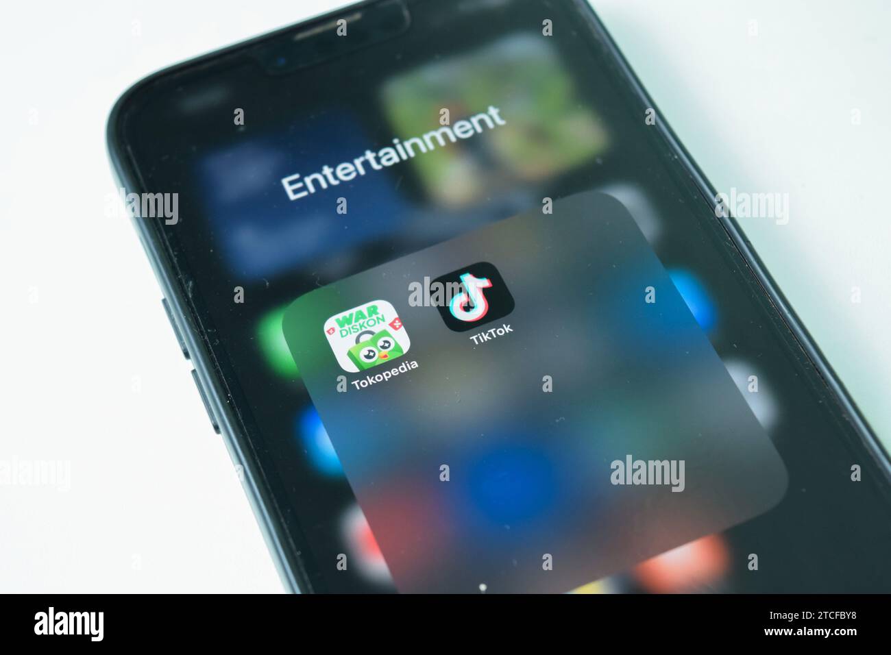 Tokopedia Entwicklungsanwendung und TikTok Entwicklungsanwendung auf dem Smartphone-Bildschirm. Bekasi, Indonesien, 13. Dezember 2023 Stockfoto