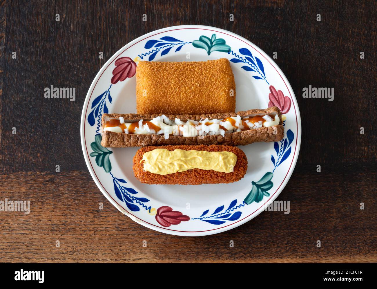 Traditionelle holländische Fast Food Snacks, Kaassouffle, Frikandel Speciaal und Kroket Stockfoto