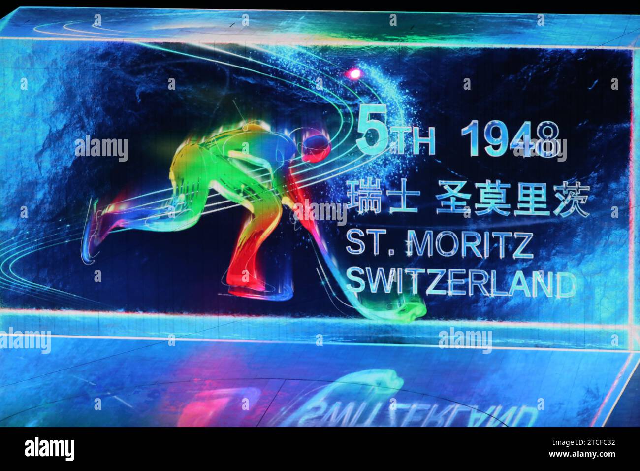 4. FEBRUAR 2022 - Peking, China: 24 „Laserstrahlen“ schnitzen während der Eröffnungszeremonie der Olympischen Winterspiele 2022 in Peking sequentiell die Namen von Städten und Ländern der 23 vorangegangenen Olympischen Winterspiele auf Chinesisch und Englisch auf einem LED-Eiswürfel (Foto: Mickael Chavet/RX) Stockfoto