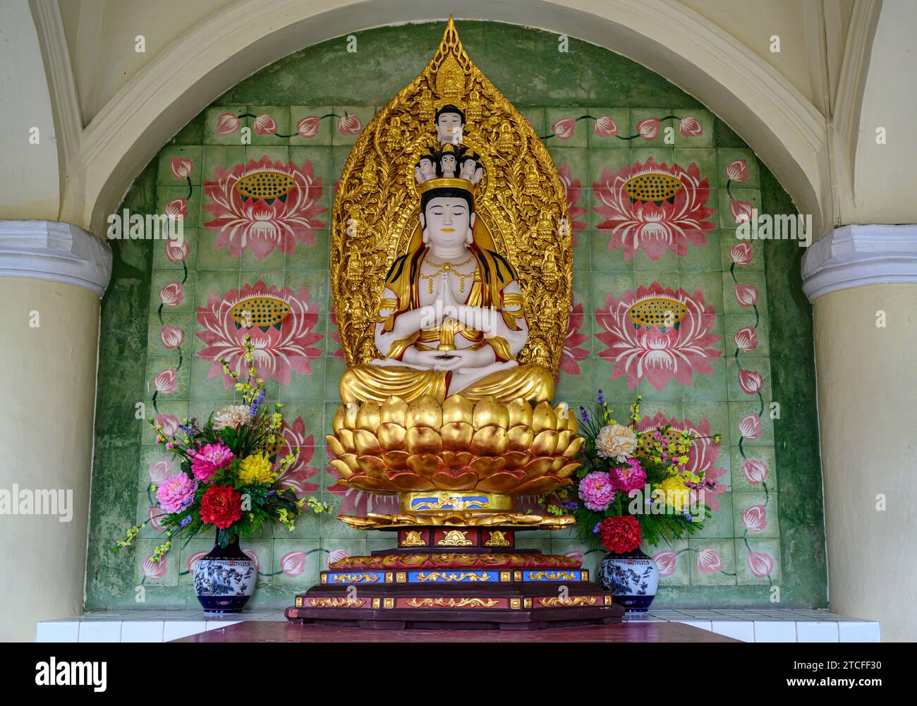 Statue eines sitzenden Buddhas in der Pagode des zehntausend Buddhas, Kek Lok Si Tempel, Penang, Malaysia Stockfoto