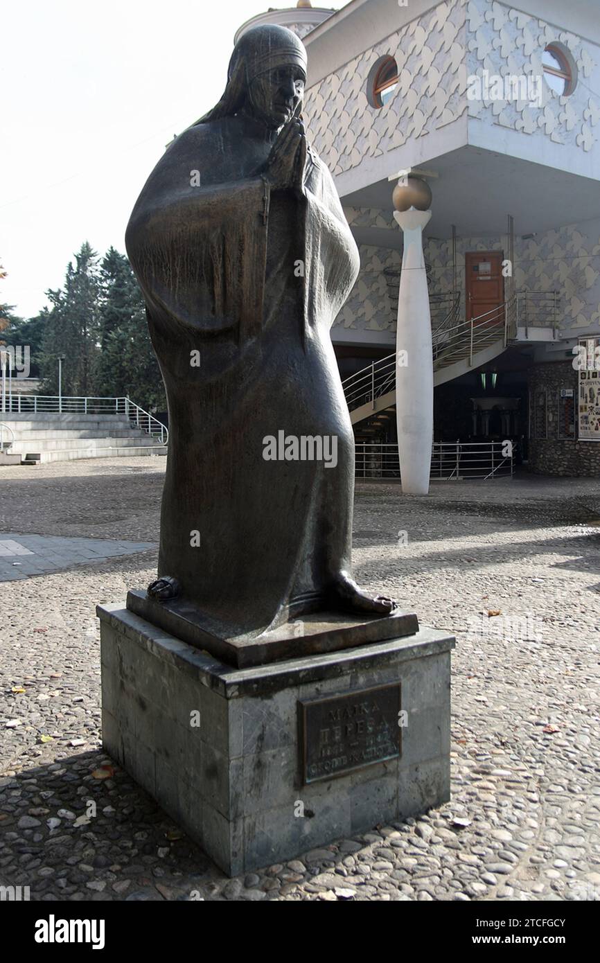 Statue von Mutter Theresia vor dem Haus der Mutter Teresa, das der katholischen heiligen und Friedensnobelpreisträgerin Mutter Teresa gewidmet ist. Sie befindet sich in ihrer Heimatstadt Skopje in Nordmazedonien, wo sie von 1910 bis 1928 lebte. Stockfoto