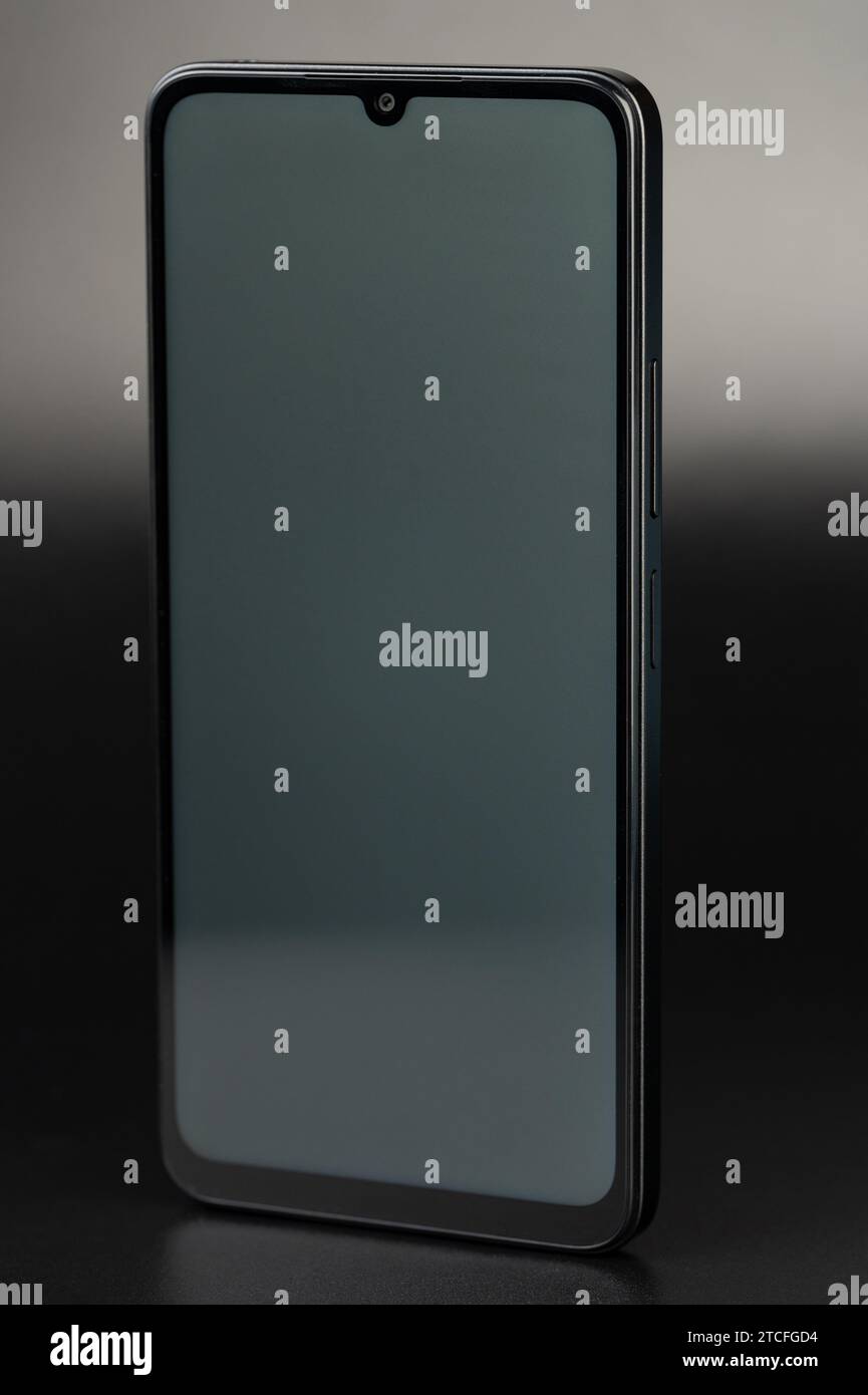 Modell des Smartphone-Bildschirms in perspektivischer Ansicht auf schwarzem Hintergrund Stockfoto