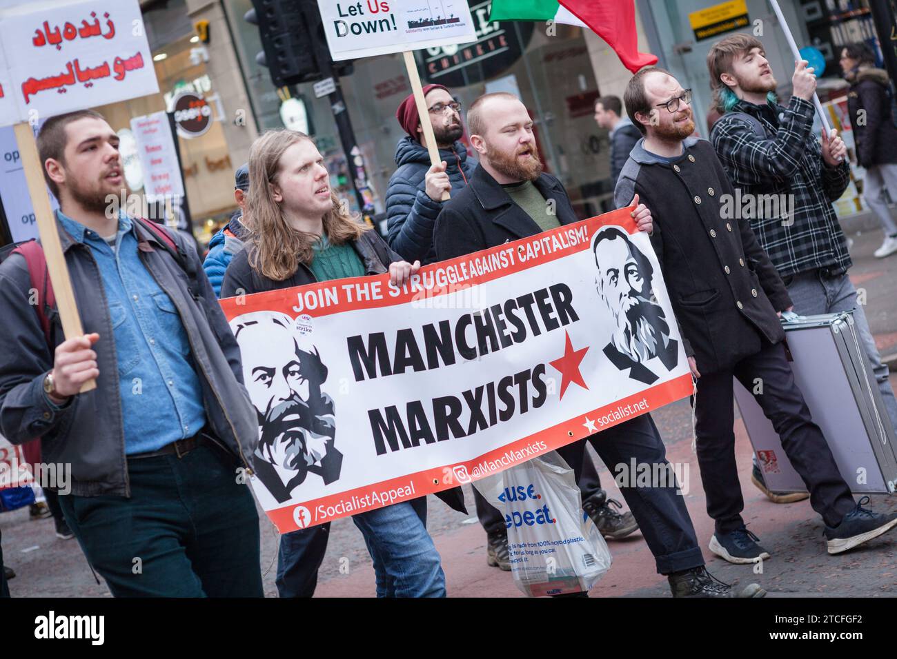 Demonstranten mit Spruchbändern bei einer Demonstration der Sozialistischen Arbeiter in Manchester Großbritannien Stockfoto