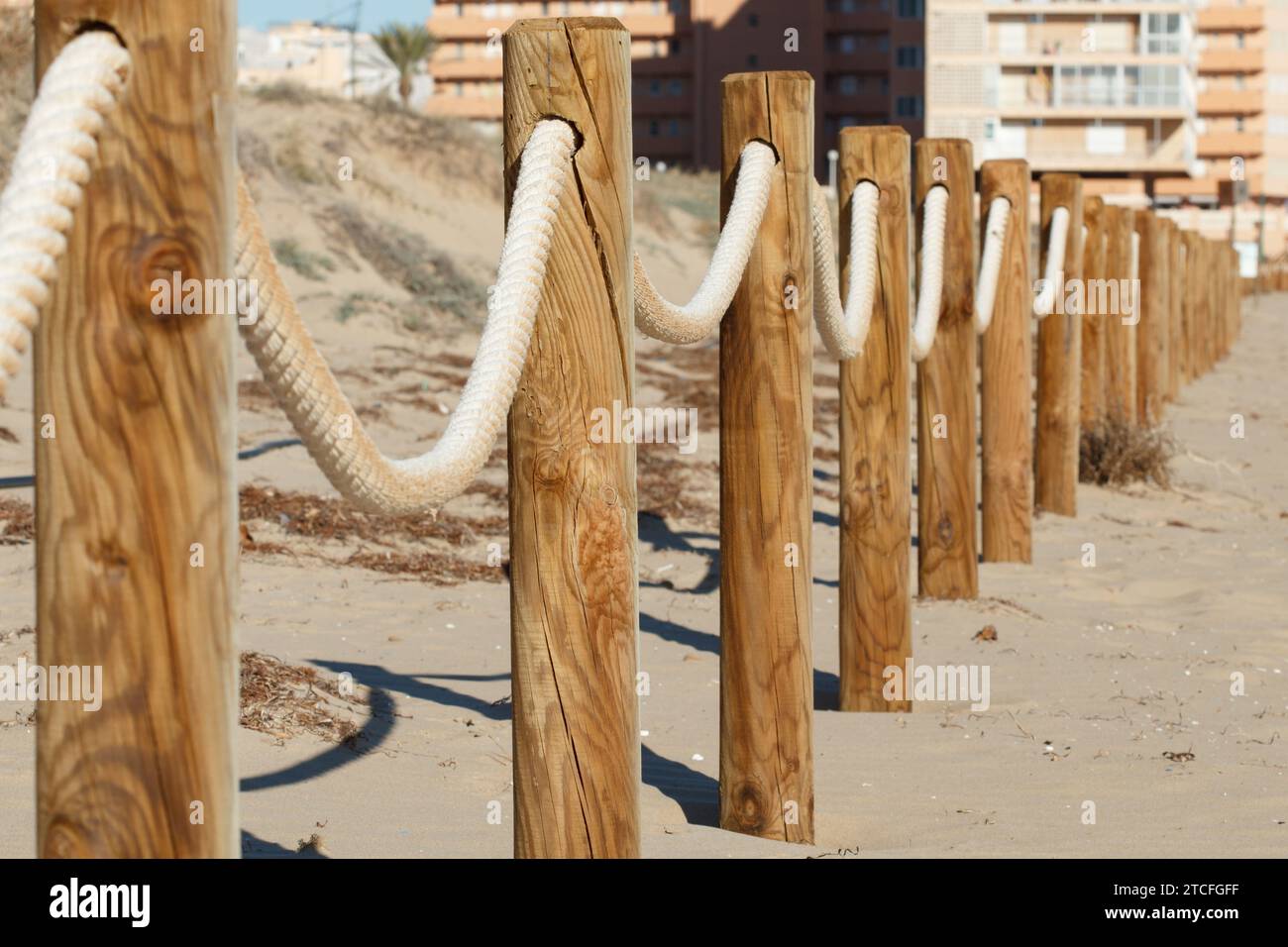 Strandzaun mit Holz und Seil in Arenales del Sol, Spanien Stockfoto