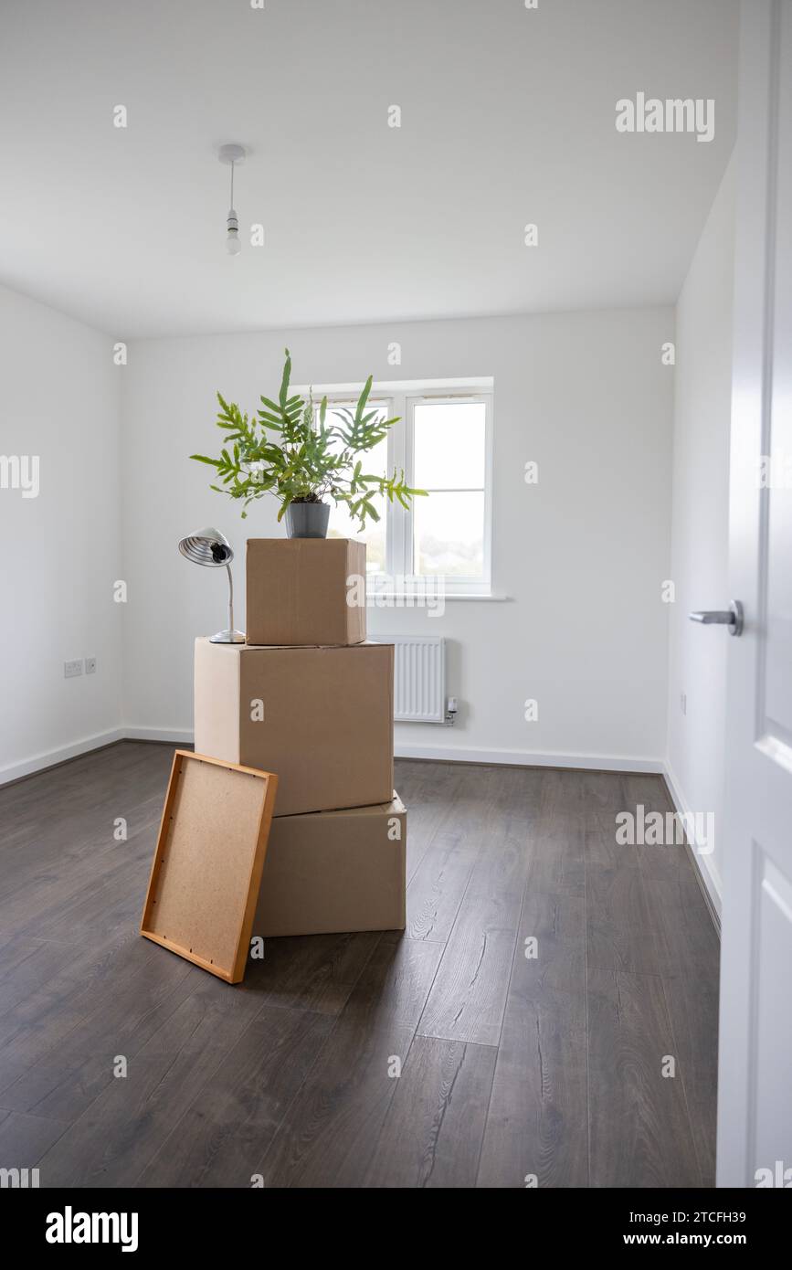 Leerer Raum Im Neuen Zuhause Am Umzugstag Mit Verpackungsboxen Stockfoto